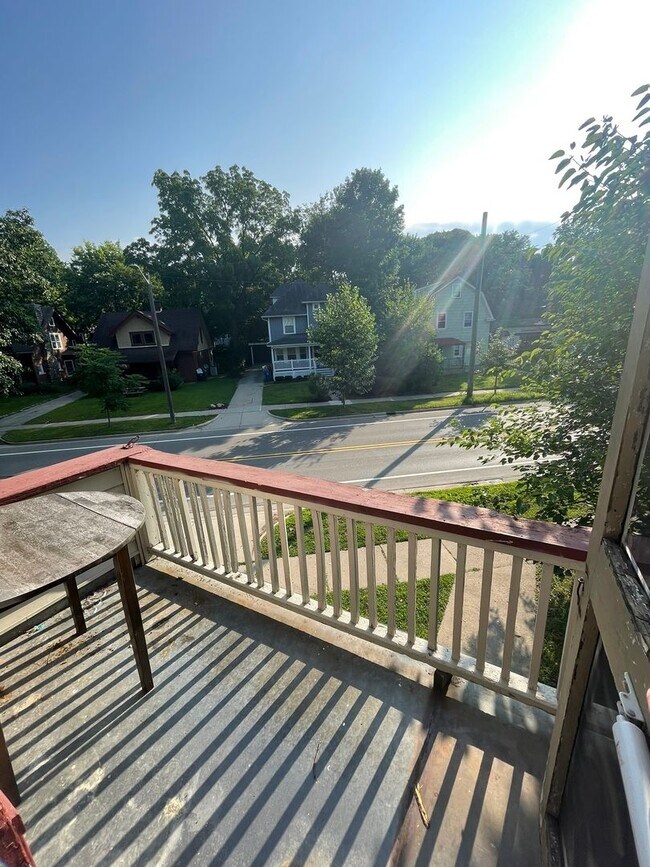Building Photo - Spacious Home Near U-M | Enclosed Porch, In-Unit Laundry, & On-site Parking!