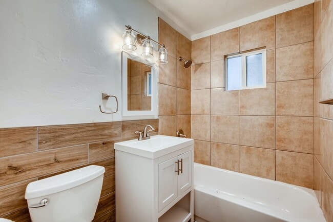 Building Photo - 2 Bedroom/1 Bath single story unit in duplex for rent in Encinitas! Water Included! Call for deta...