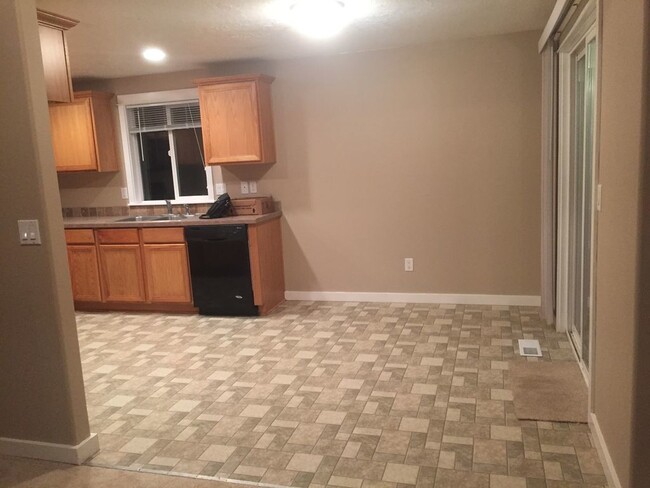 Building Photo - 3 bed/2 bath in Clover Ridge with AC, fenc...