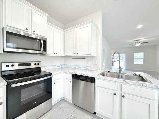Building Photo - Newer Townhome in Ideal Location