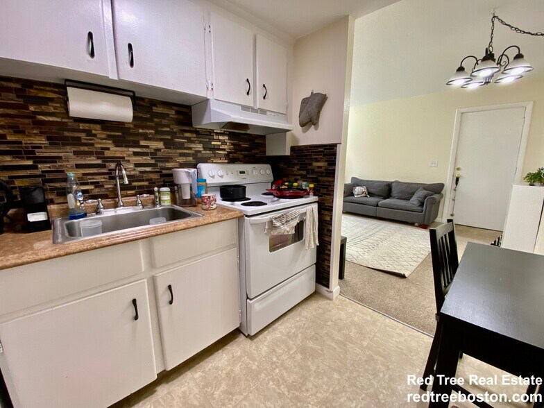 Building Photo - 172 River St