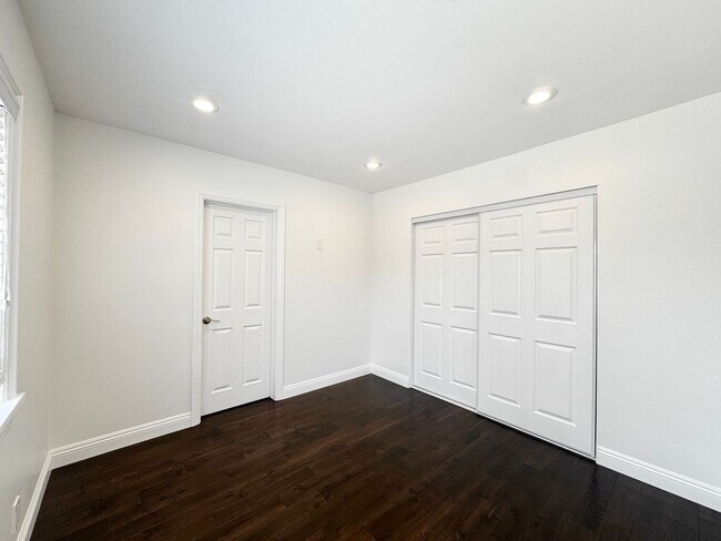 Building Photo - Beautiful 4 Bedroom 3.5 Bathroom Home in t...