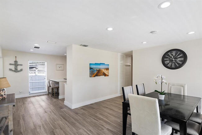 Building Photo - 2501 NE 12th St