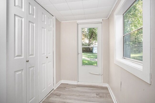 Building Photo - $1395- 2 Bedroom home, Renovated - Ask about our security deposit alternative!