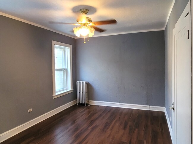 Building Photo - 1133 E 81st Pl