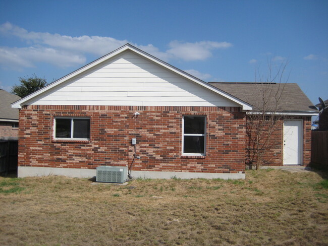 Building Photo - NICE 3 BR HOME W/ COUNTRY KITCHEN*CERAMIC ...