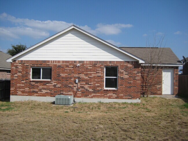 Building Photo - NICE 3 BR HOME W/ COUNTRY KITCHEN*CERAMIC TILE IN KITCHEN/BREAKFAST AREA, ENTRY & BATHROOMS*STOVE...