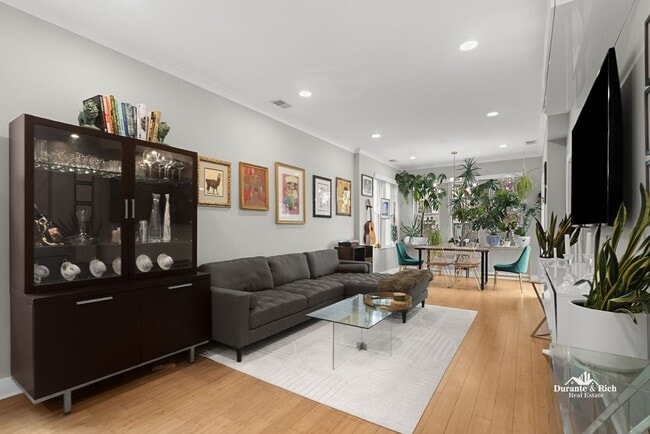 Building Photo - Stunning 2-Bedroom Condo in Prime Location