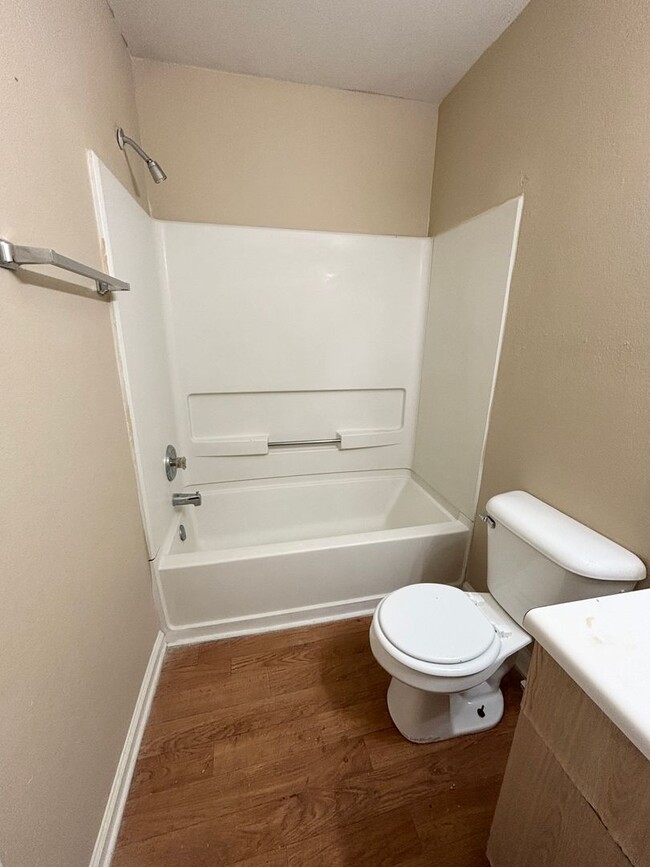 Building Photo - Modern 4BR/4BA Townhouse Near FAMU & North...