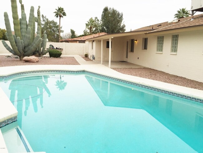 Building Photo - 610 E Malibu Dr