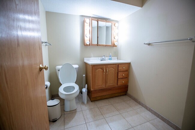 Building Photo - 202 NW Sharmin Dr