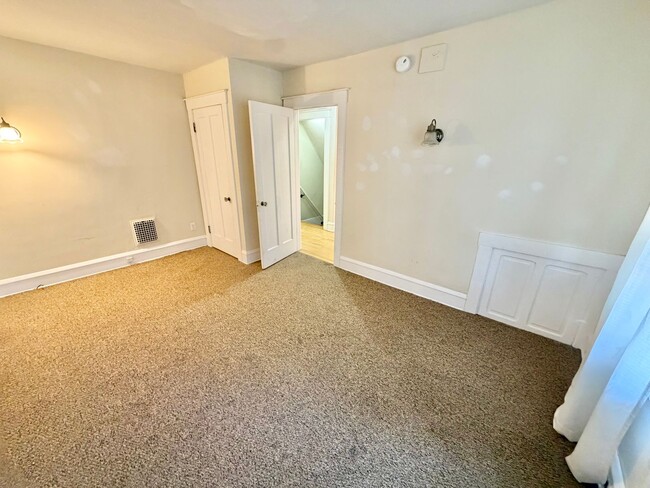 Building Photo - 3 Bedroom Apartment in Burlington VT Available NOW! OFF STREET PARKING, LAUNDRY, HEAT INCLUDED!