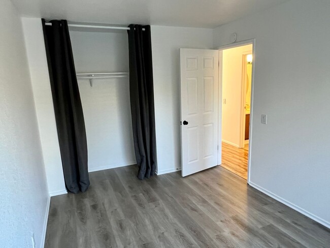 Building Photo - 2Br/1Ba Cute Condo Close to Downtown and H...