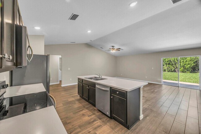 Building Photo - 574 NW Bayshore Blvd