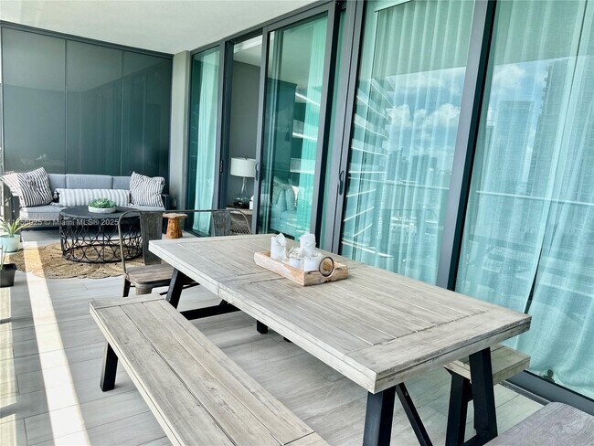 Building Photo - 650 NE 32nd St