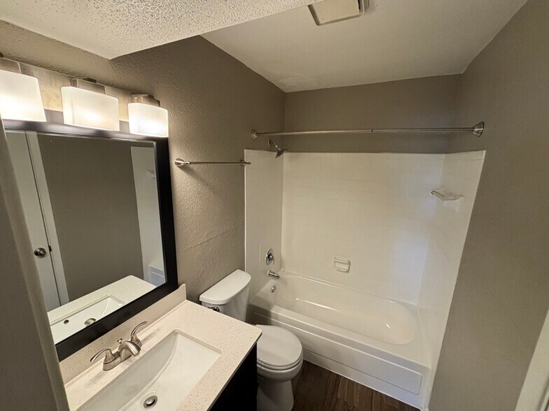 Building Photo - 1400 Clarewood Dr