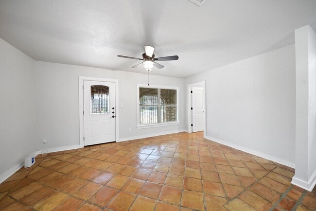 Building Photo - Charming Home Awaits: Spacious & Modern Living in a Prime Location