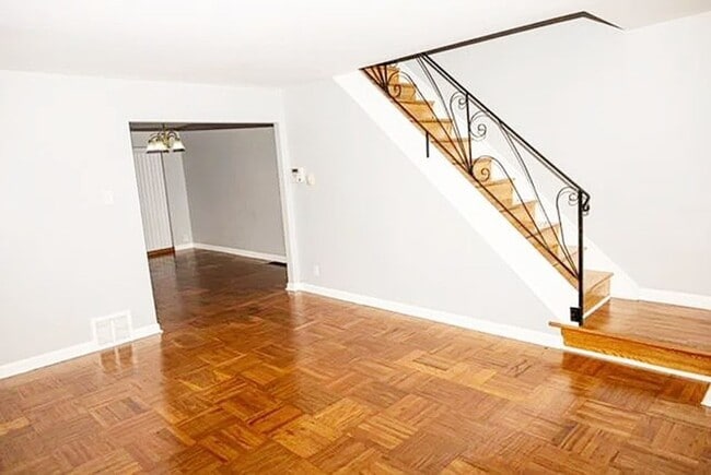 Building Photo - Stunning 3-Bedroom Townhome with One-Car Garage! Available NOW!