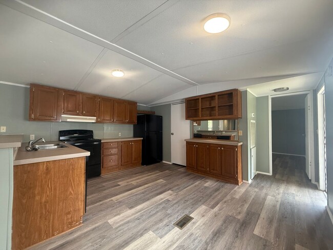 Building Photo - 2 Bedroom 2 Bath Mobile Home in Greenevill...