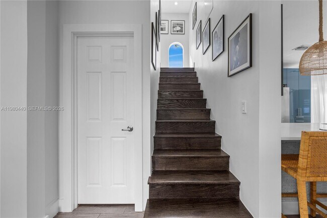 Building Photo - 1121 NE 85th St