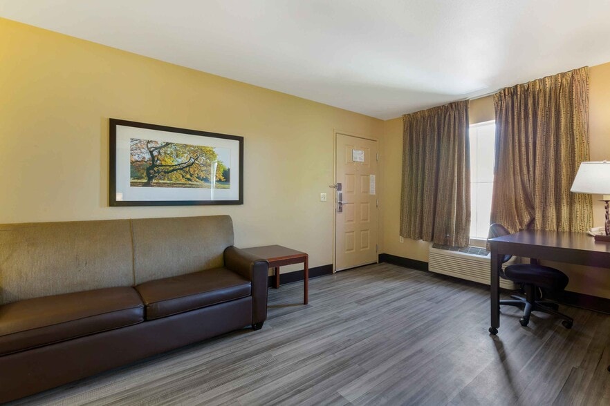 Building Photo - Furnished Studio-Phoenix - Airport - E. Oak St.
