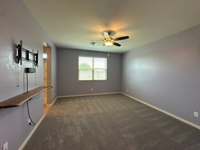 Building Photo - Single Level Home with Split Floor Plan, D...