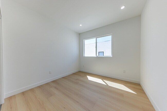 Building Photo - 2847 S Victoria Ave