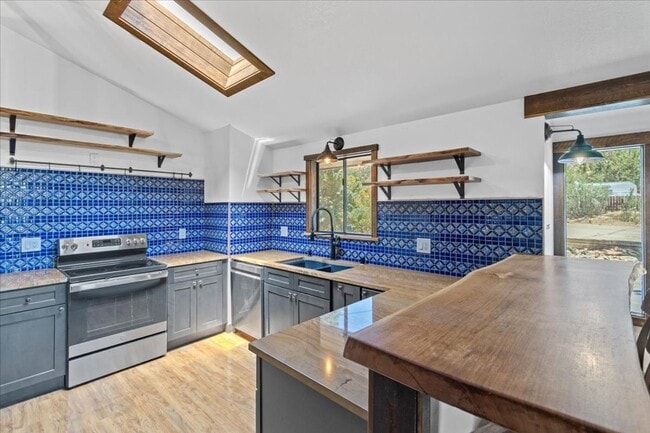 Building Photo - Beautiful Three Bedroom Home on Half Acre in S. Reno