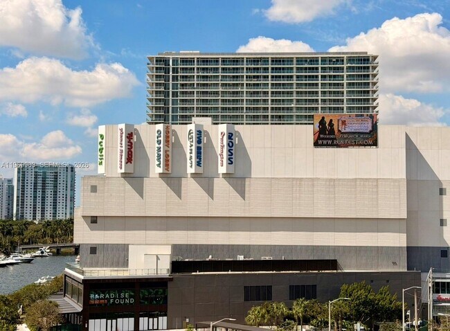 Building Photo - 1610 NW N River Dr