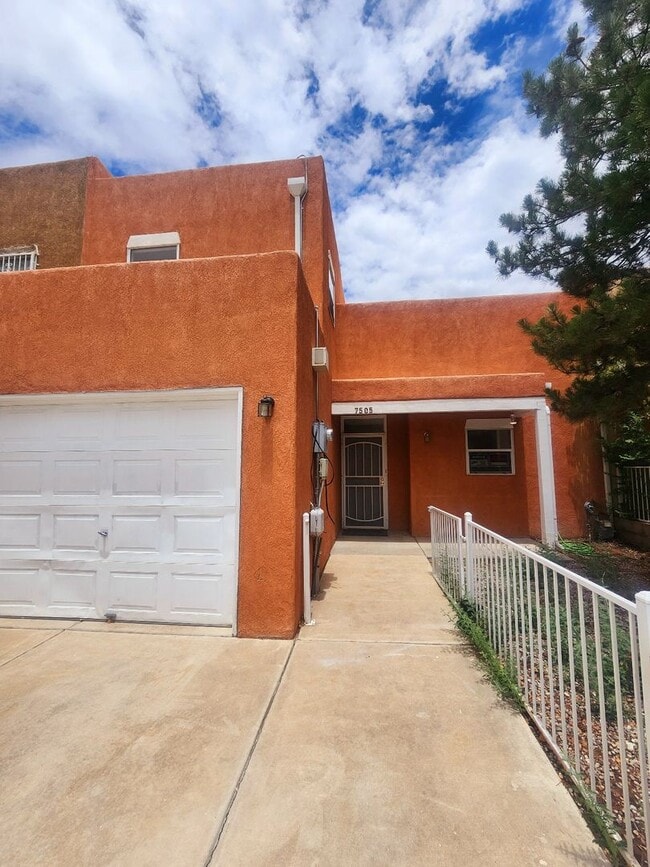 Building Photo - Charming Townhome in Southeast Albuquerque