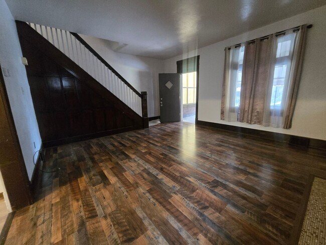 Building Photo - Updated 3br house!