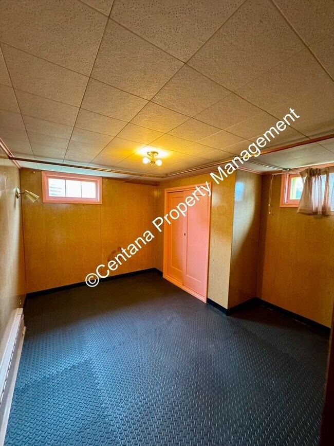 Building Photo - 2 Bedroom one Bath with large Yard located on the flats.