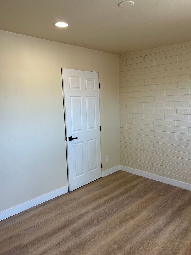 Building Photo - 4 Bedrooms PLUS Pool