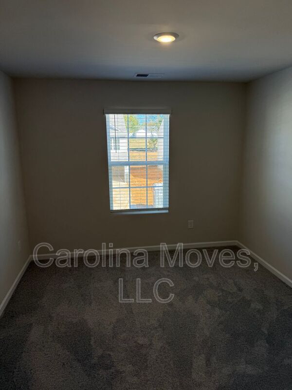 Building Photo - 825 Powder Br Dr
