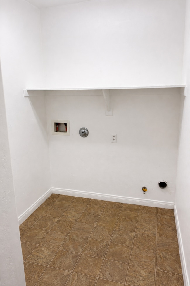 Building Photo - Southwest Bakersfield 3-Bedroom — FIRST MONTH FREE!