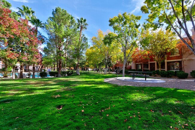 Building Photo - FANTASTIC HIGHLY UPGRADED UNIT FACING THE PARK AND POOL.