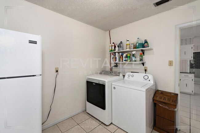 Building Photo - Beautifully Preserved 4 Bd / 3 Ba Vintage ...