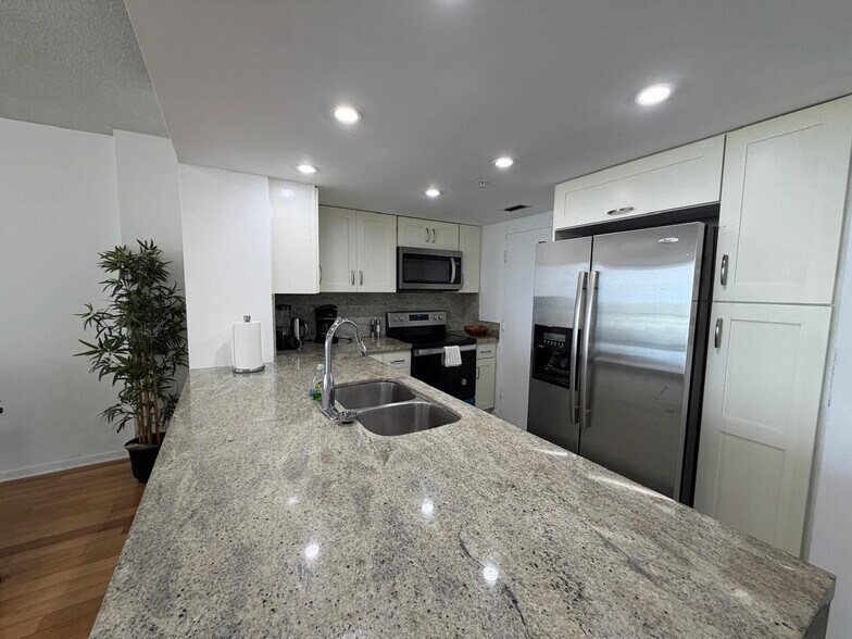 Building Photo - 5601 Collins Ave