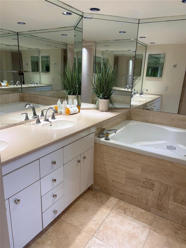 Building Photo - 1717 N Bayshore Dr