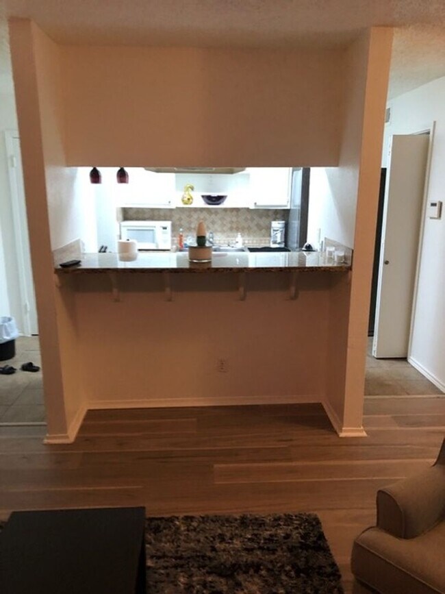 Building Photo - Charming 1BR Condo in Dallas