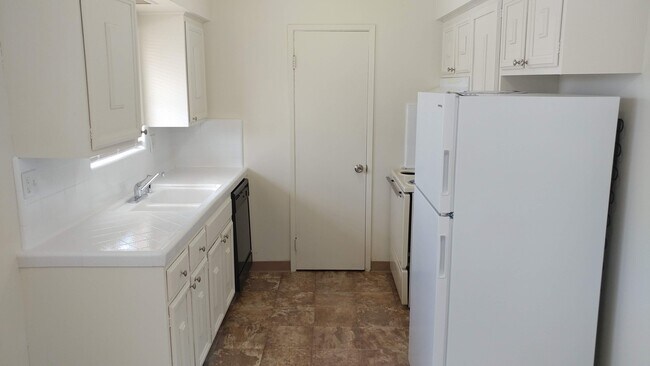 Building Photo - 2813-2819 N. West Ave 4-Plex - 611