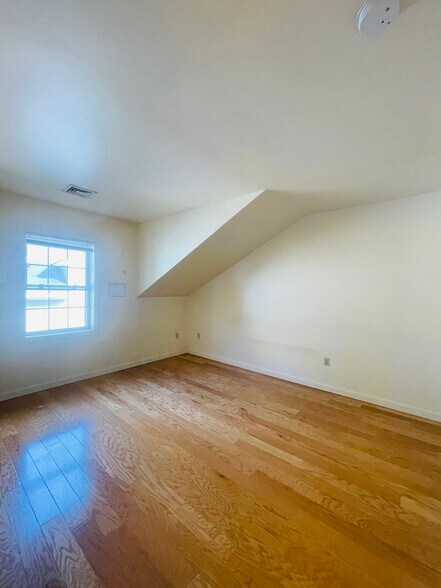 Building Photo - 34 Raymond St