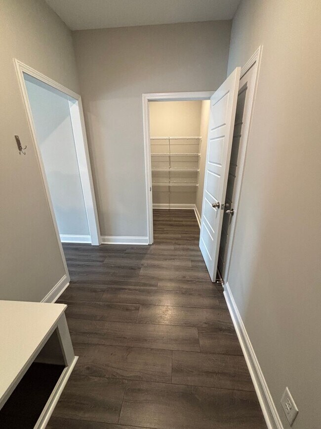 Building Photo - 4 Bedroom 2 1/2 Bath Pet Friendly Home For Rent Near Post!