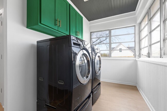 Building Photo - Charming + Modern Highland Park Home - 3 Beds, 2 Baths, Fenced Yard, + Plenty of Parking!