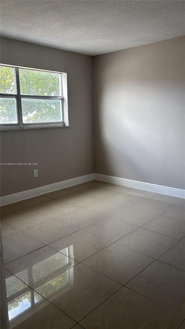 Building Photo - 13725 NE 6th Ave