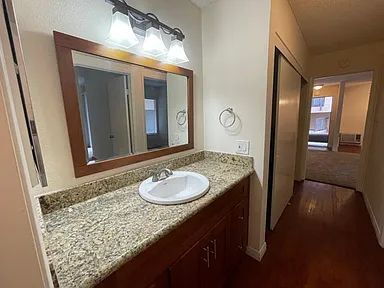 Building Photo - "Cozy 1-Bedroom Retreat in San Diego's Heart – 726 Sq Ft of Comfort!"
