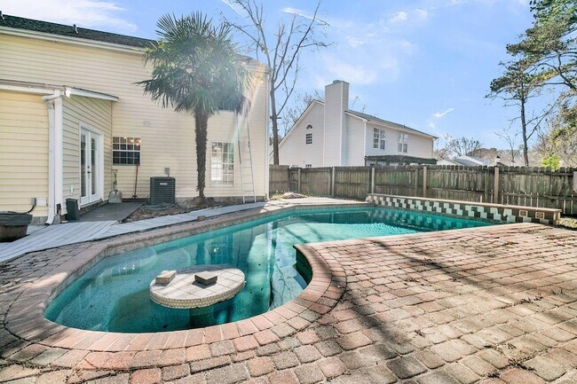 Building Photo - 121 Sully St