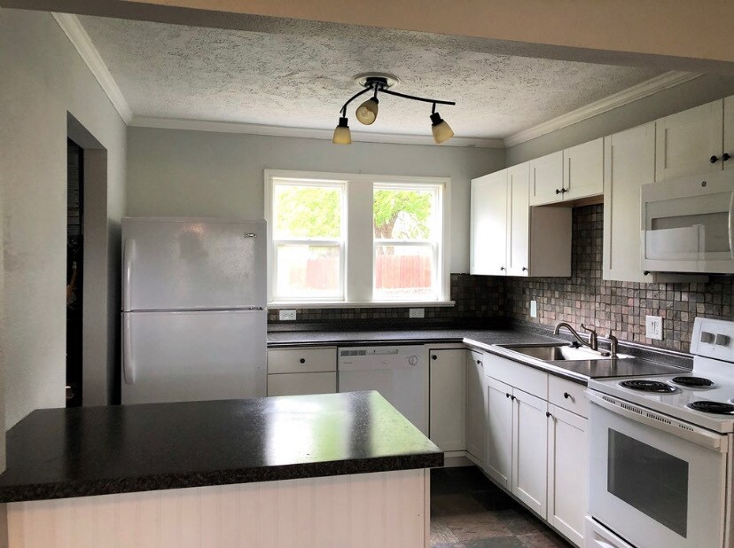 Updated kitchen - 1510 Pueblo Ave
