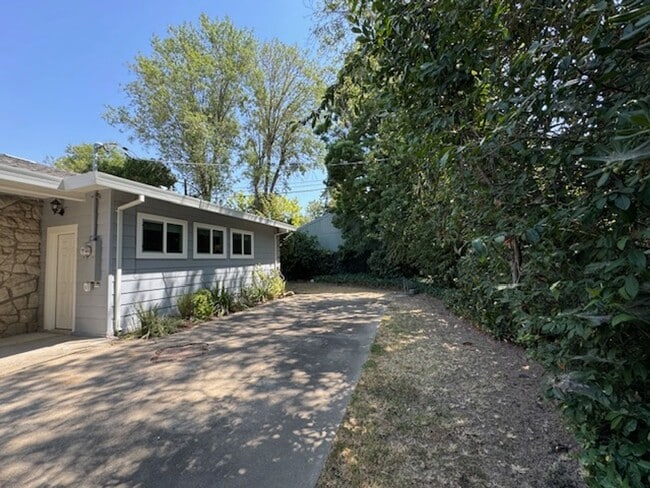 Building Photo - NEWLY RENOVATED 3 BED, 3 BATH ONE STORY HO...