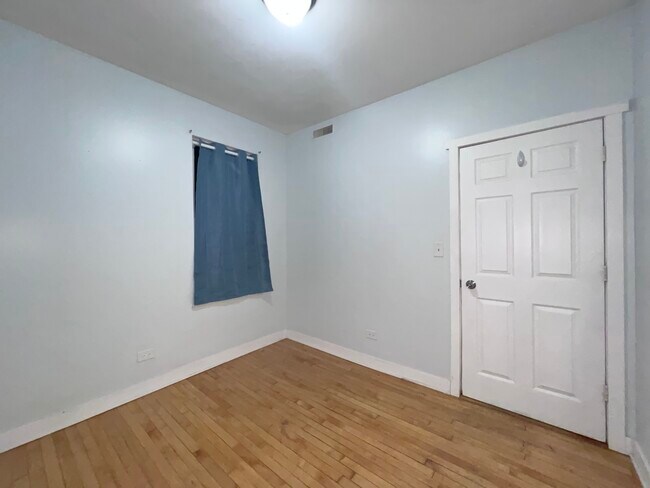 Building Photo - 1119 W 72nd St